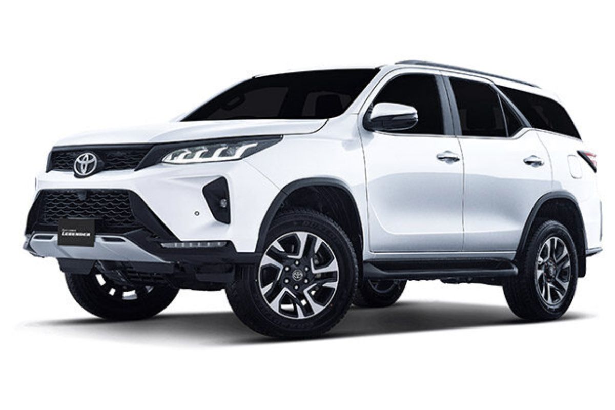 Read more about the article Toyota Fortuner Type 2 converted with Lexus kit along with Tesla-style touchscreen [Video]