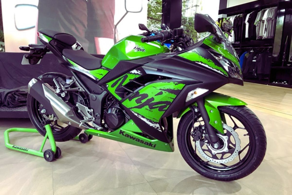Read more about the article Kawasaki Ninja 200 Price in India, Colors, Mileage, Features, Specs and Competitors